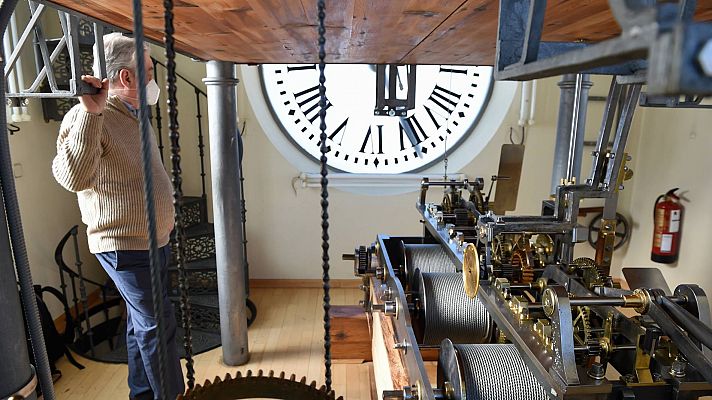 Telediario 1 - El reloj de la Puerta del Sol se pone a punto para despedir el 2021