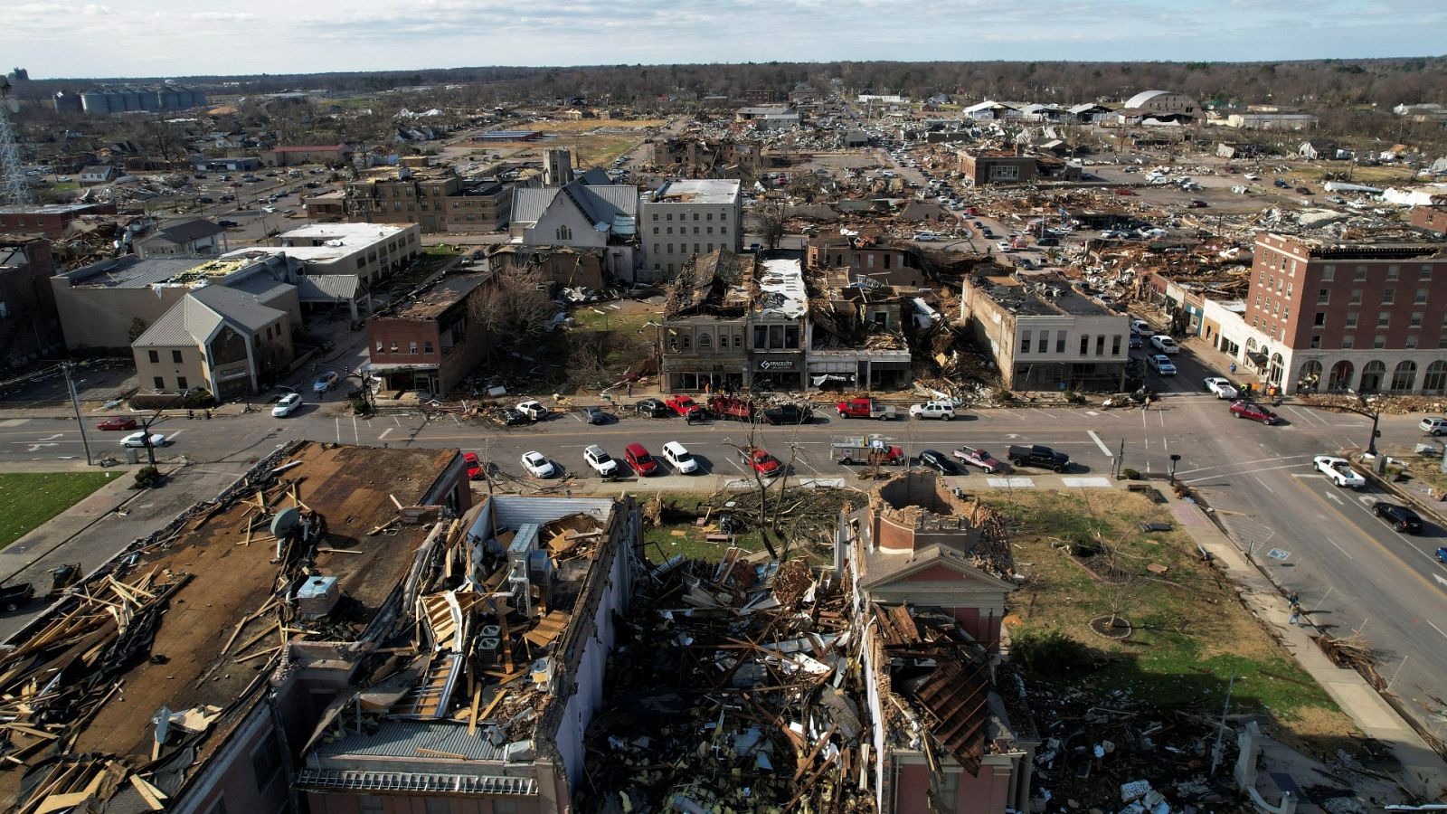Buscan a cientos de personas desaparecidas tras el tornado de Kentucky
