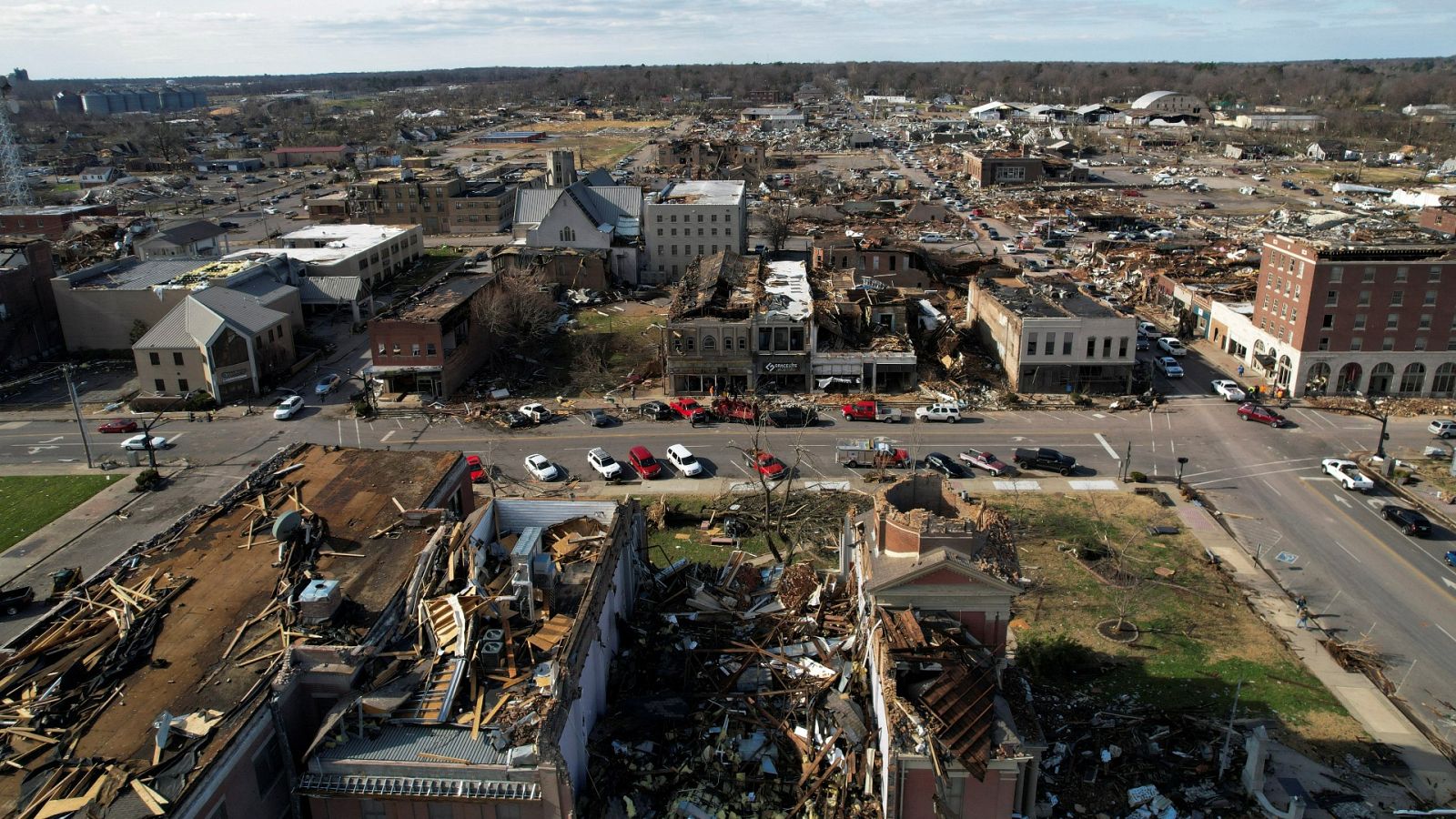 Los servicios de rescate buscan a cientos de personas desaparecidas tras el tornado de Kentucky