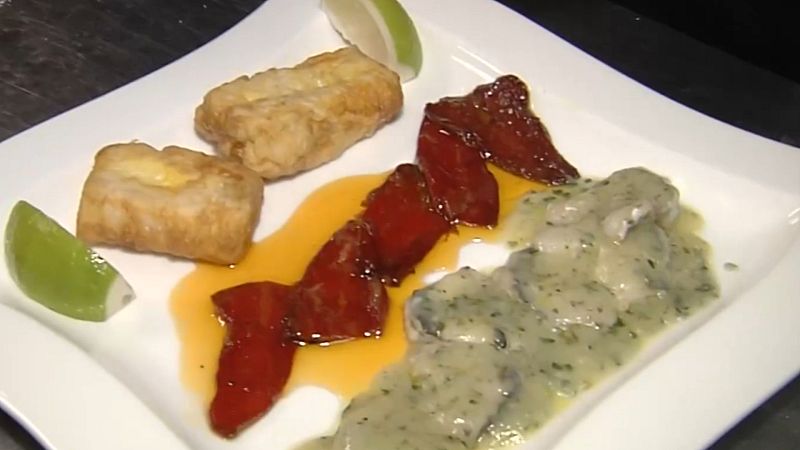 España Directo - Merluza rebozada con kokotxas en salsa verde y pimientos asados 