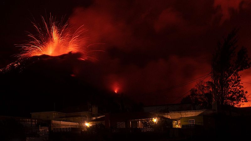 El volcán de La Palma intensifica la expulsión de lava y piroclastos