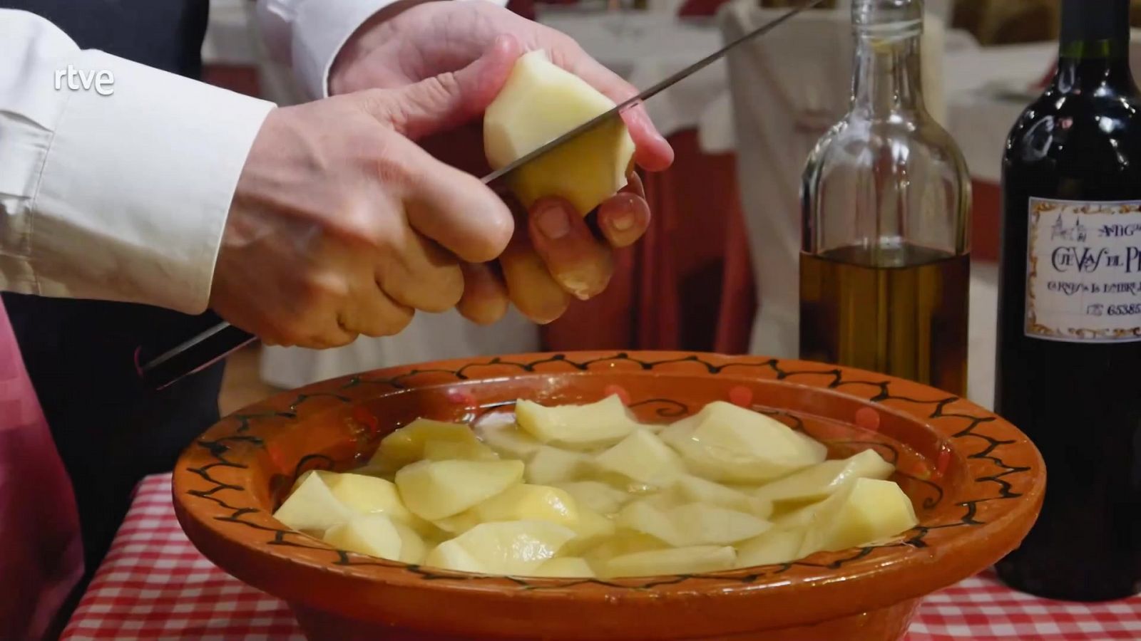 Patatas revolconas con torreznos 