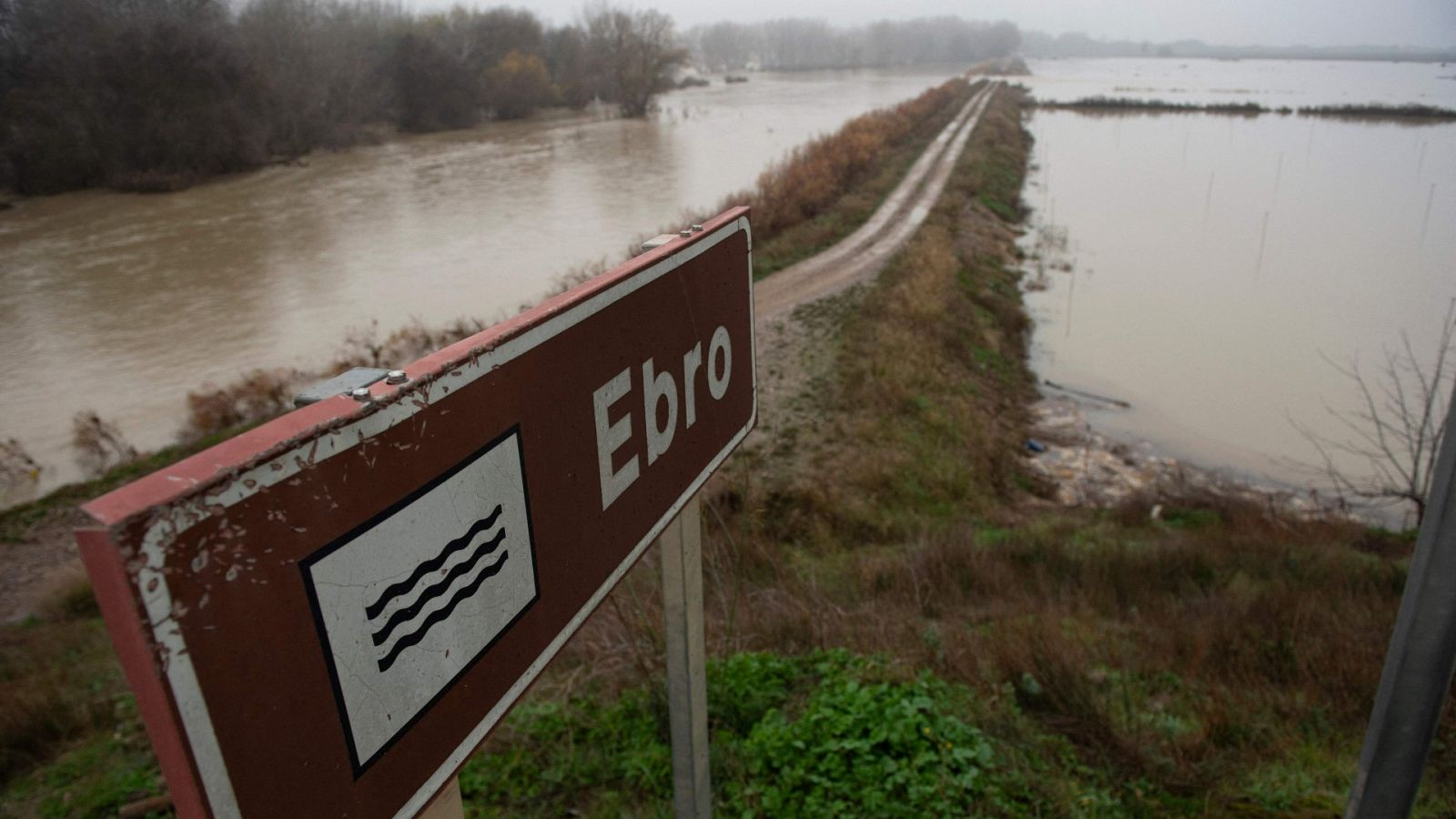 El Ebro a su paso por Navarra deja inundaciones