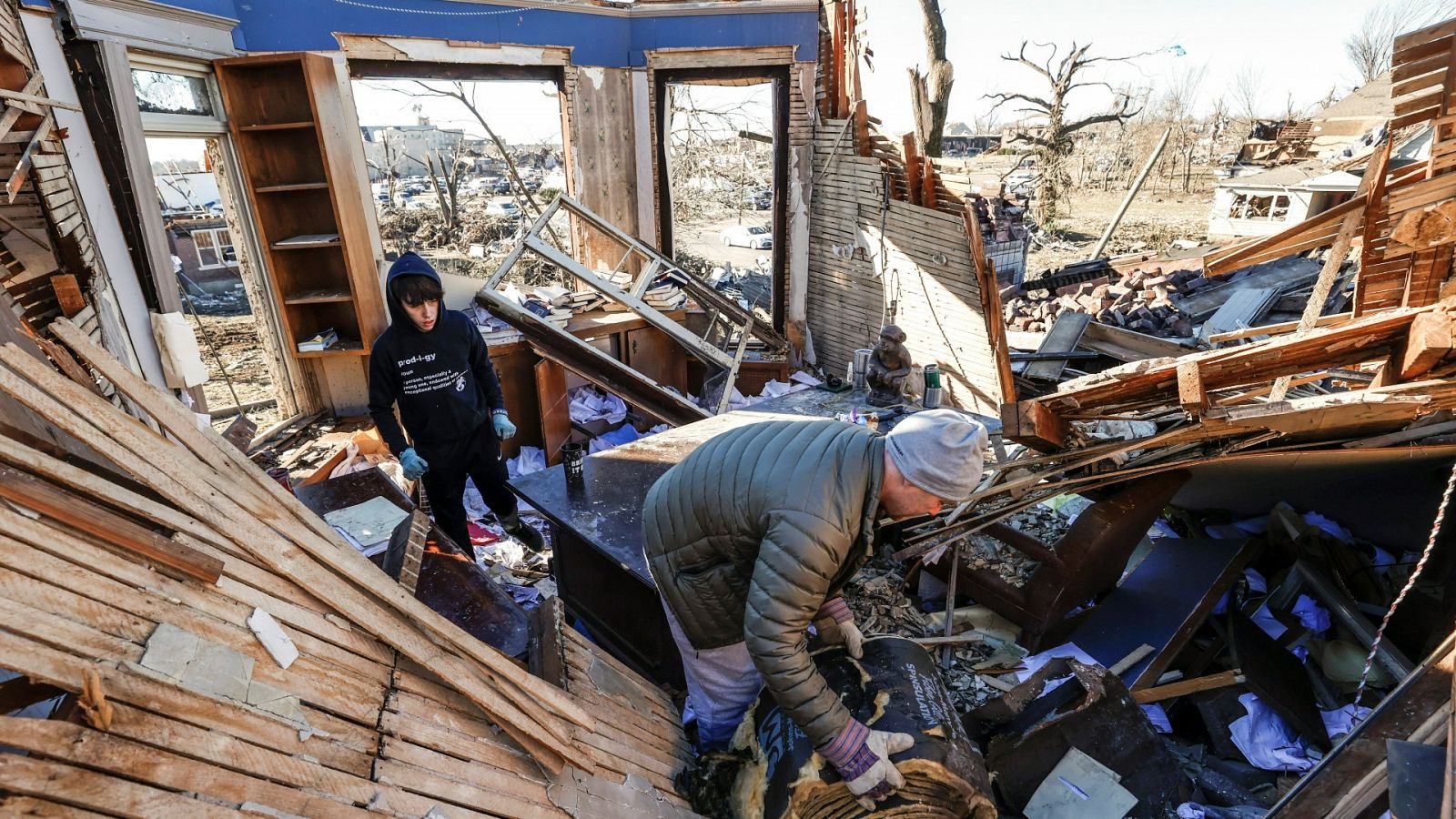 Mayfield intenta recuperarse del histórico tornado "Fui a buscarlo una hora después y ya no sé qué pasó"