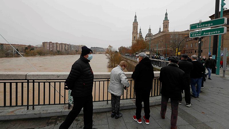 Desalojan a 200 personas ante la crecida del Ebro a su paso por Zaragoza