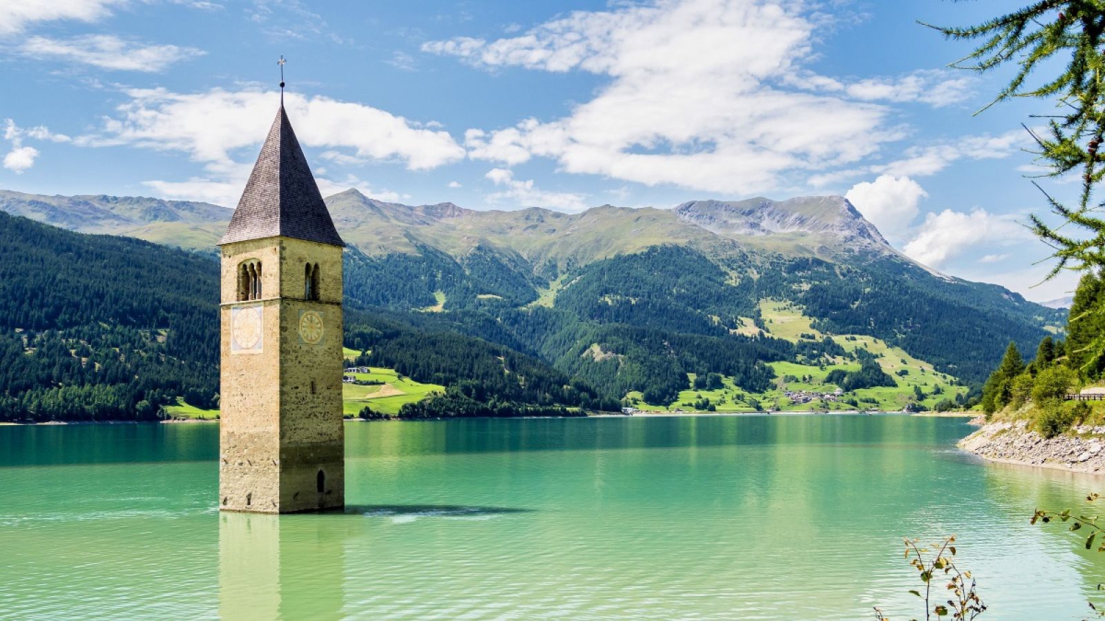 La torre de la Iglesia del lago de Resia en 'Diario de un nómada'