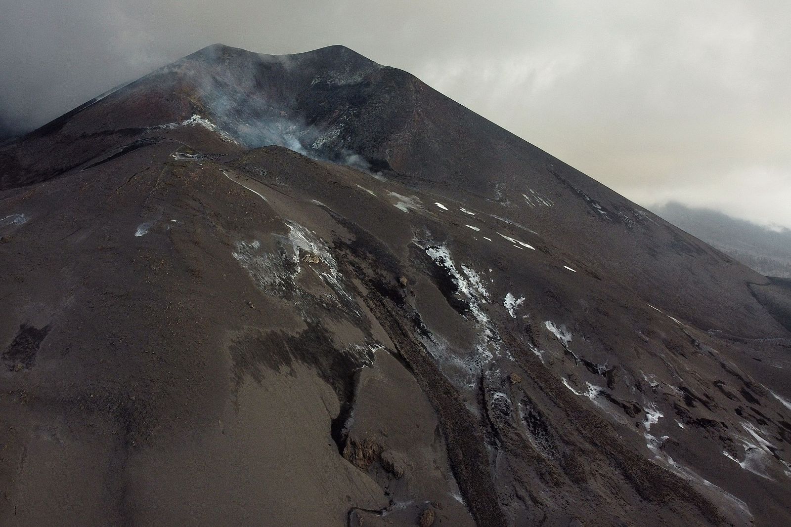 El volcán de La Palma se silencia durante más de 40 horas