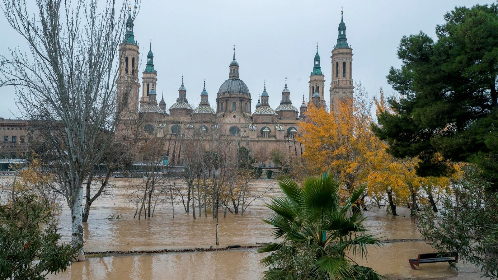 La crecida del Ebro, menor de lo esperado en Zaragoza