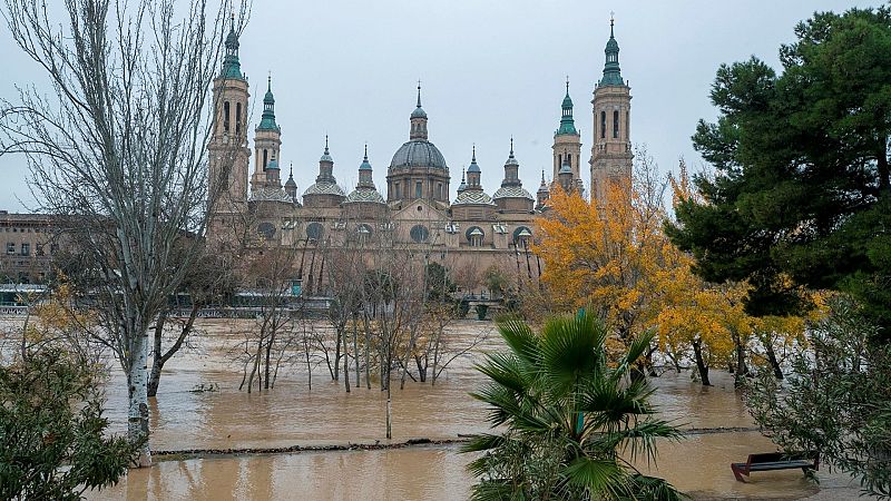 La crecida del Ebro pasa por Zaragoza con un caudal menor de lo esperado