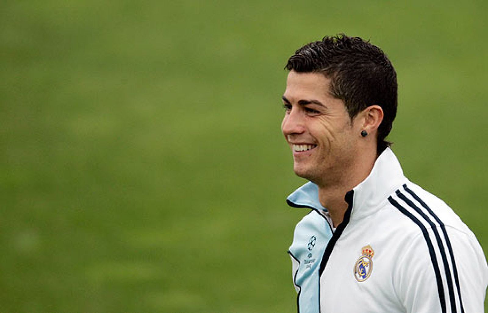 El Real Madrid impide a Ronaldo viajar a Portugal por su lesión, a pesar de haber sido convocado por Carlos Queiroz. Además, invita a los médicos lusos a venir a Madrid para reconocer el tobillo del futbolista.