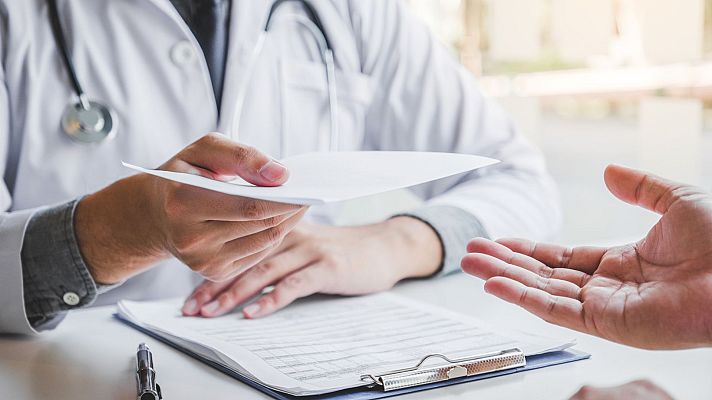 La hora de La 1 - Los prospectos de los medicamentos desaparecerán y en su lugar habrá un código QR