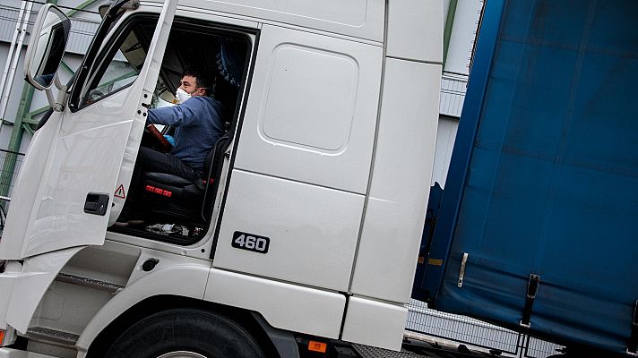 Telediario 1 - El día a día de los transportistas: preocupados por el peaje y el precio del gasoil