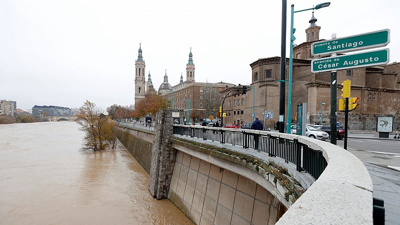 Zaragoza intenta recuperar la normalidad tras la crecida del Ebro