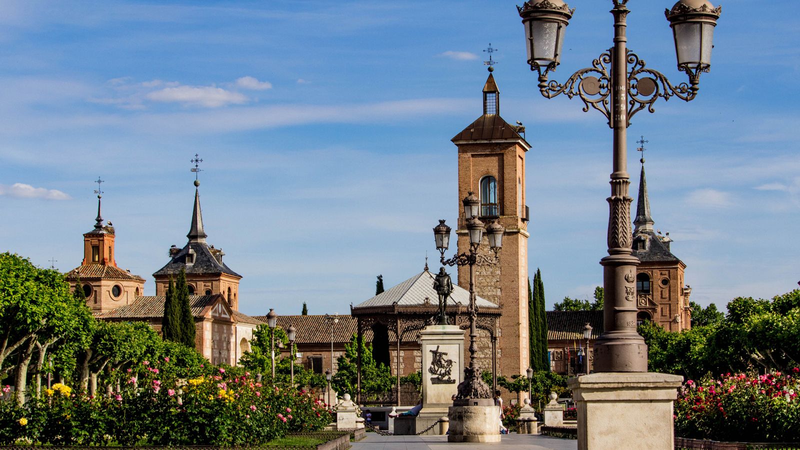 La ciudad de Alcalá de Henares es una localidad llena de encanto y con un legado artístico único. Nuestro presentador, Miguel de Lucas, nos guia en este viaje para conocer sus leyendas y curiosidades de la mano de expertos a los que sorprende con jue
