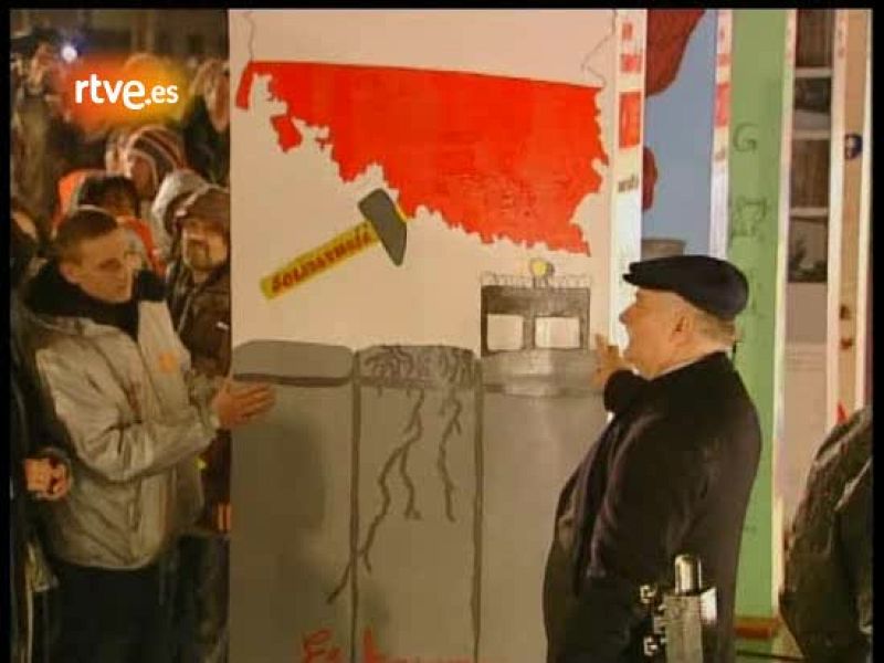  Líderes políticos y ciudadanos han empujado casi dos kilómetros de fichas gigantes de dominó que simbolizan la reacción en cadena que la desaparición del muro desencadenó en el mundo, con la caída de los regímenes comunistas de Europa del Este 