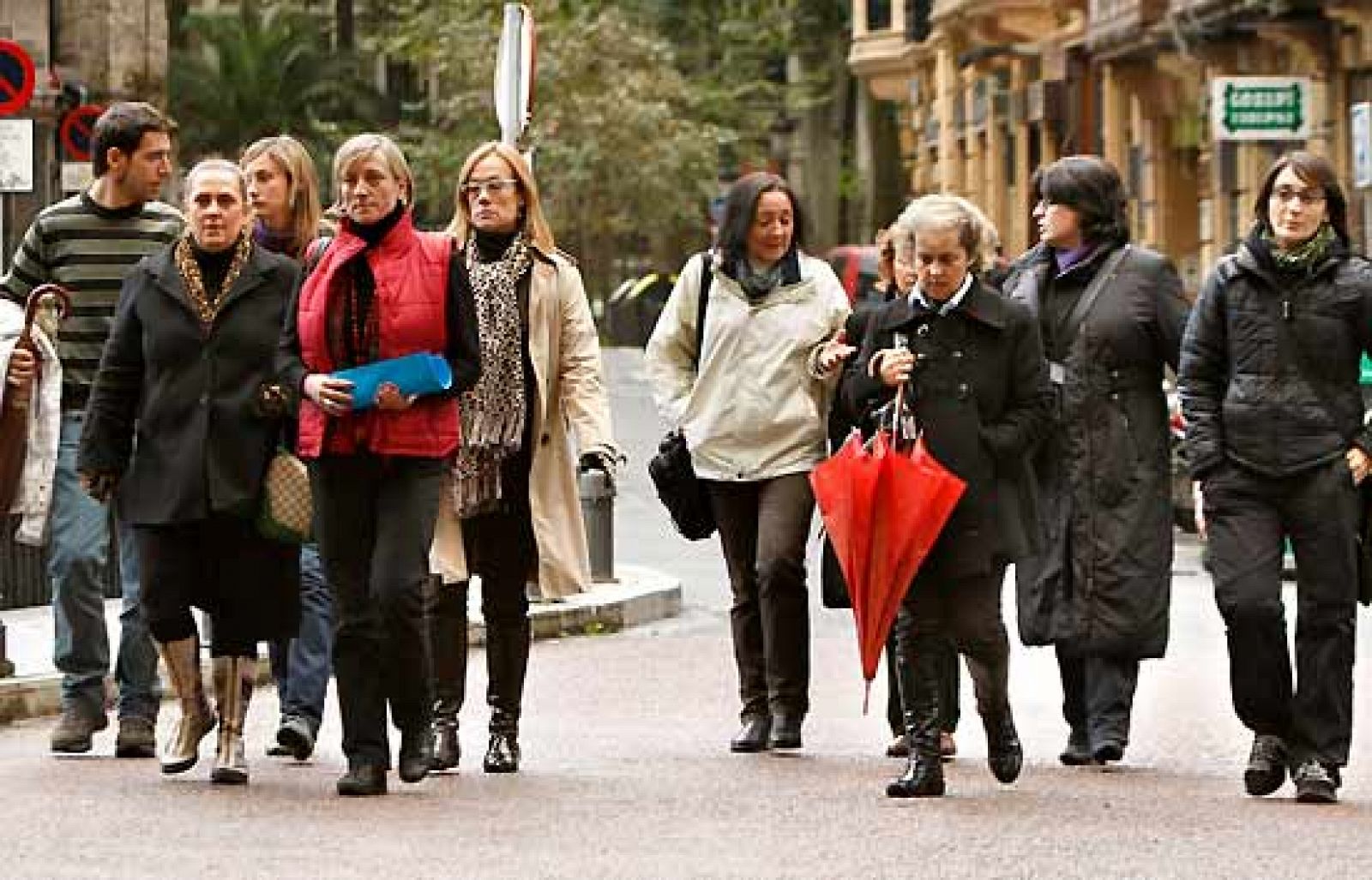 José Luis Rodríguez Zapatero afirma que la situación sobre el secuestro del Alakrana "puede estar encauzada" y pide "prudencia. Mientras, los familiares se reúnen este martes con el presidente de la Audiencia Nacional (10/11/09).