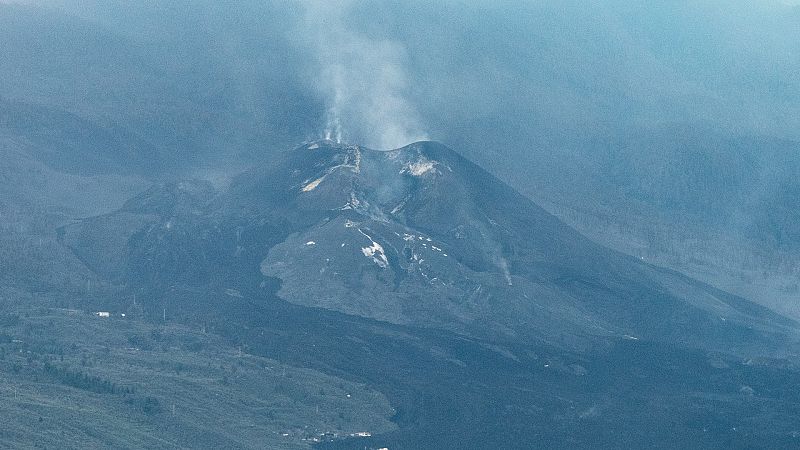El paisaje que deja el volcán: centenares de casas engullidas por la ceniza