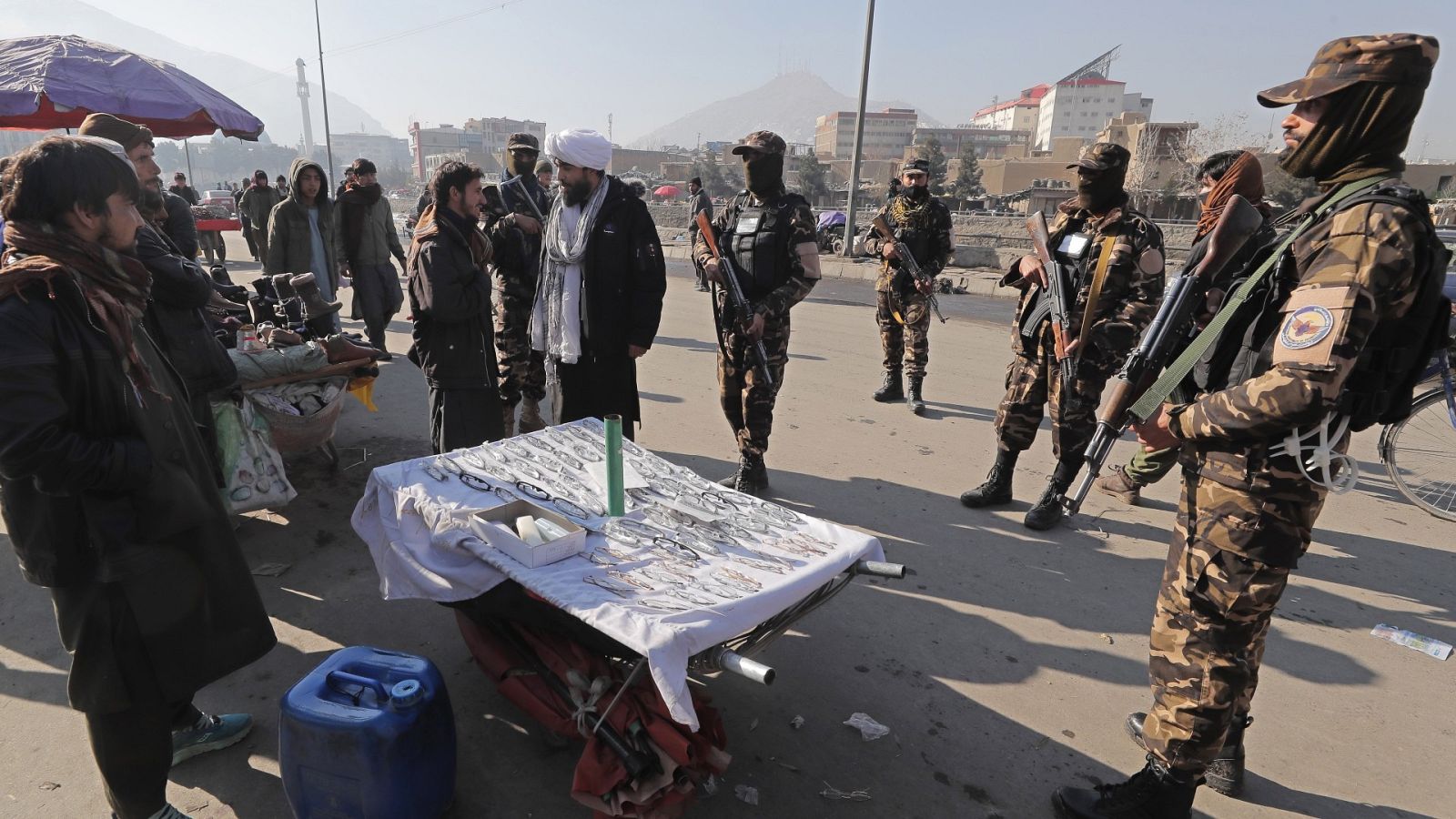 Los talibanes anuncian que volverán a emitir pasaportes