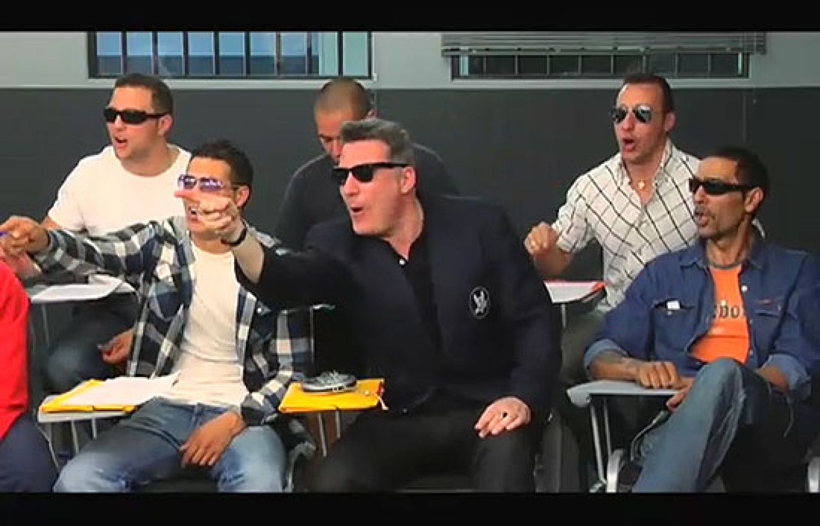 El coro de la cárcel - Loquillo visita a los internos - El coro de la cárcel | Ver