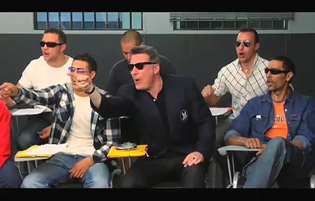 El coro de la cárcel - Loquillo visita a los internos