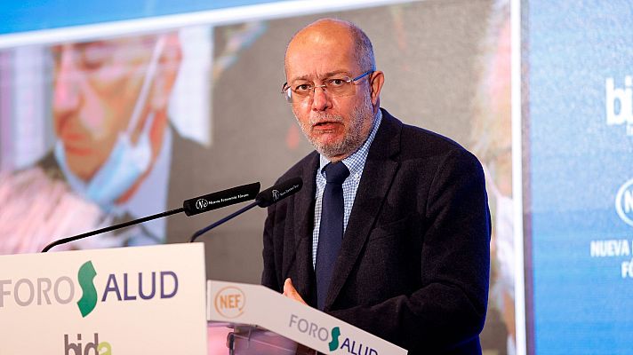 Informativo 24h - Igea recibe durante una entrevista la noticia de su cese y carga contra la "deslealtad" de Mañueco