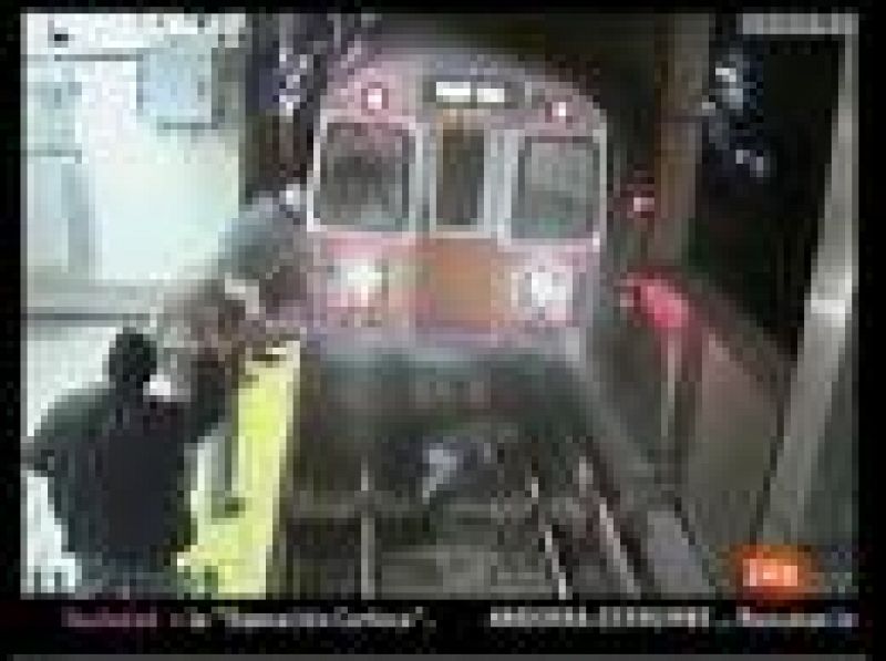  Una mujer en estado de embriaguez se ha caído a las vías del metro de Boston, que paró 'in extremis' para no atropellarla. 