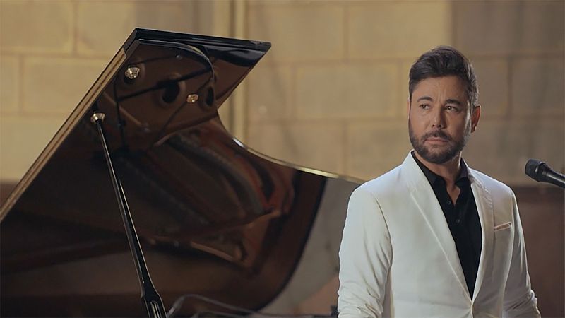 Actuación Miguel Poveda, Joan Manuel Serrat y J.A. Amargós en Caminos del flamenco