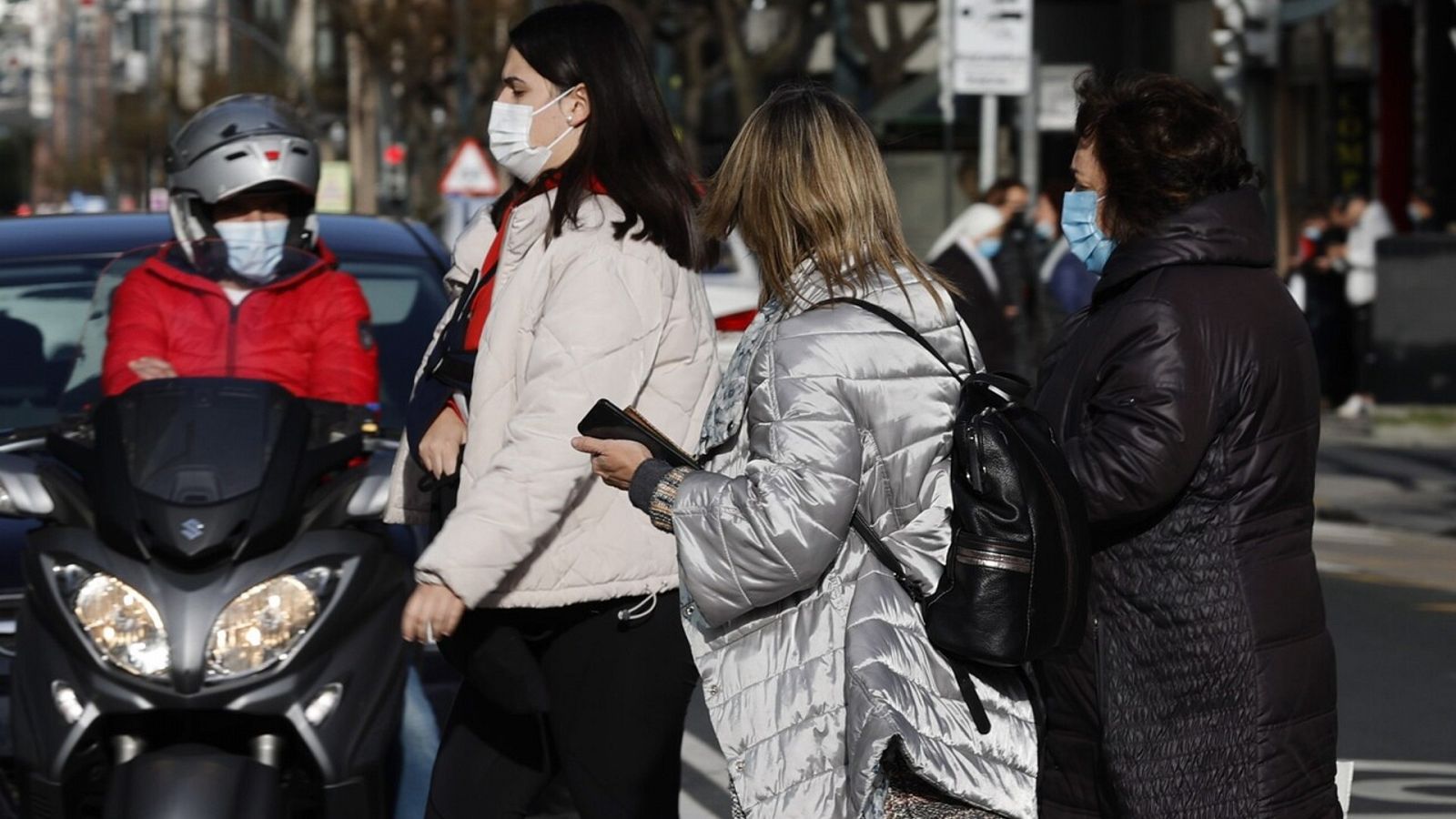 Toques de queda, mascarillas en exteriores...¿qué plantean las comunidades para hacer frente a la variante ómicron? 