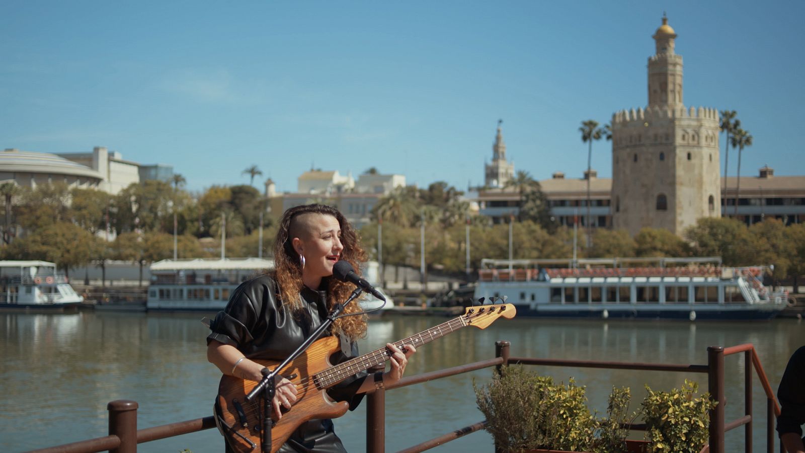 Actuación La Tremendita y Esperanza Fernández en el embarcadero Sevilla