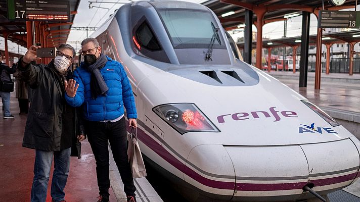 Telediario 1 - Cerca de 5.000 personas utilizan el AVE gallego en su primer día en funcionamiento