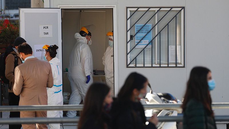 ¿Cuándo debo hacer cuarentena si estoy vacunado? Los expertos la piden para todos los contactos 