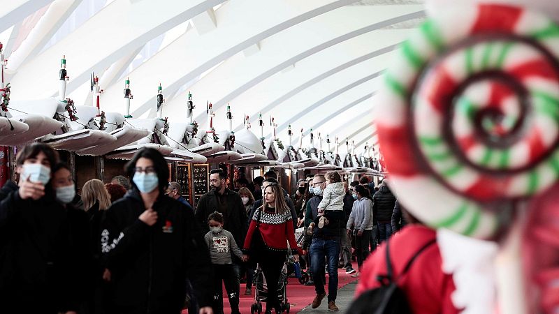 Toques de queda, mascarillas en exteriores, ¿qué plantean las comunidades frente a ómicron en Navidad?