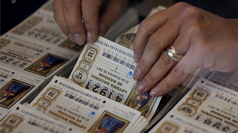 Una cafetería celebra el encuentro de sus 40 décimos perdidos de lotería