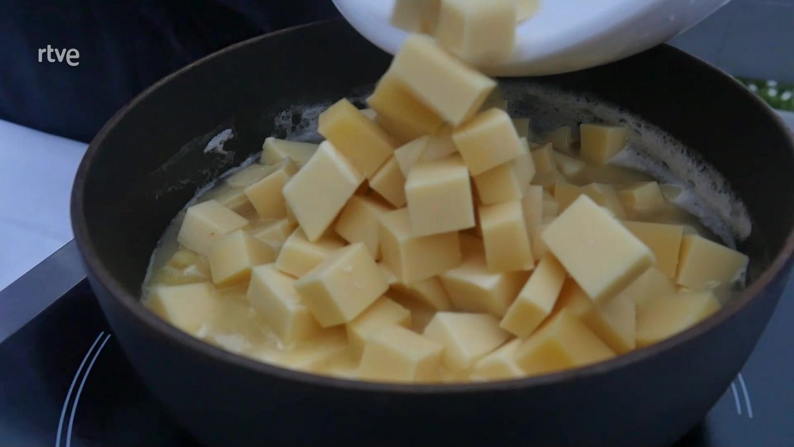 Así hacen en Suiza el queso emmental y la fondue