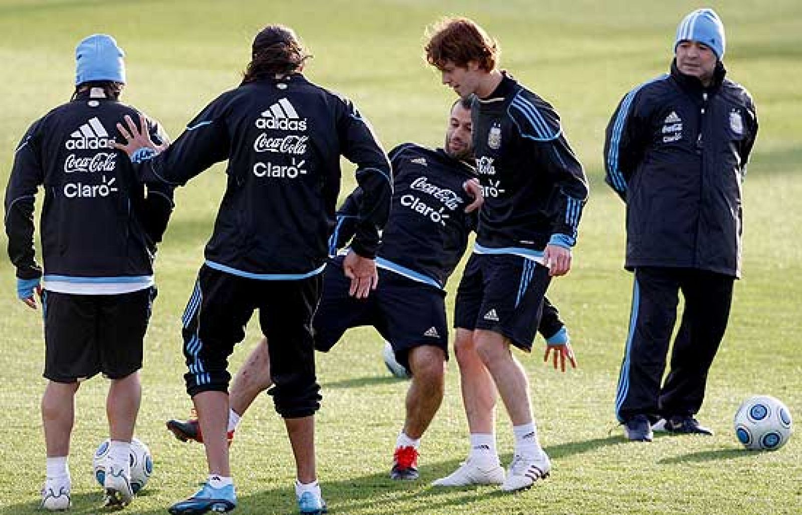 Maradona y Argentina 'pelotean' en España | Ver