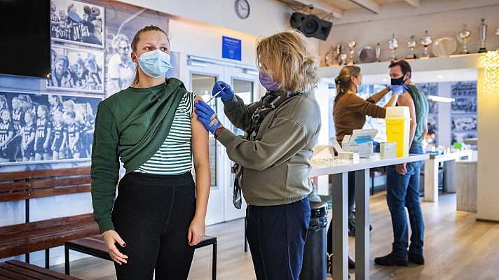 Telediario 1 - Los casos de Ómicron se cuadruplican en todo el mundo