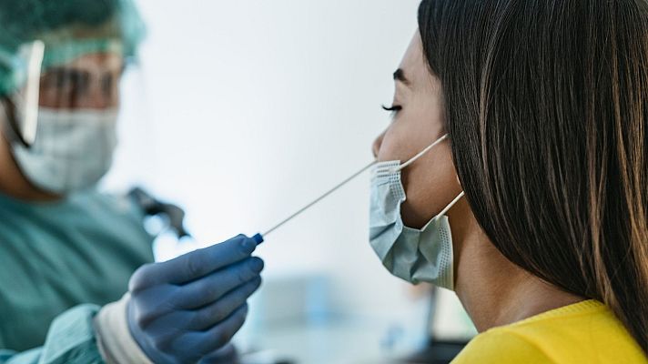 Nuevo récord de contagios y test de antígenos agotados en la víspera de Nochebuena y Navidad