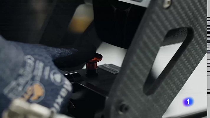 Telediario 1 - Mercedes presenta su nuevo motor con dudas sobre Hamilton