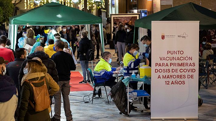 Un año de la llegada de las vacunas contra la COVID-19