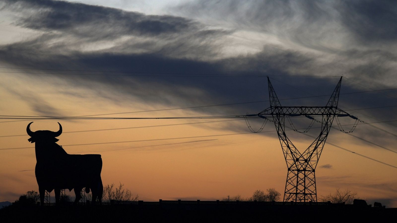 La luz cae este lunes hasta 96,08 euros/MWh
