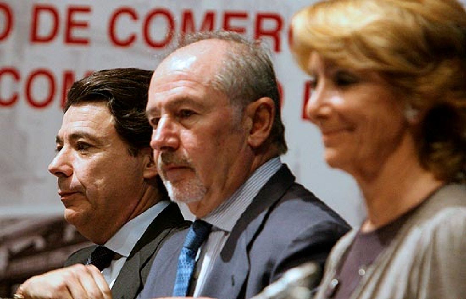 El ex director del Fondo Monetario Internacional (FMI), Rodrigo Rato, ha coincidido este miércoles en un acto con el que fue su rival en la batalla por la presidencia de Caja Madrid, Ignacio González, y con la presidenta madrileña, Esperanza Aguirre.