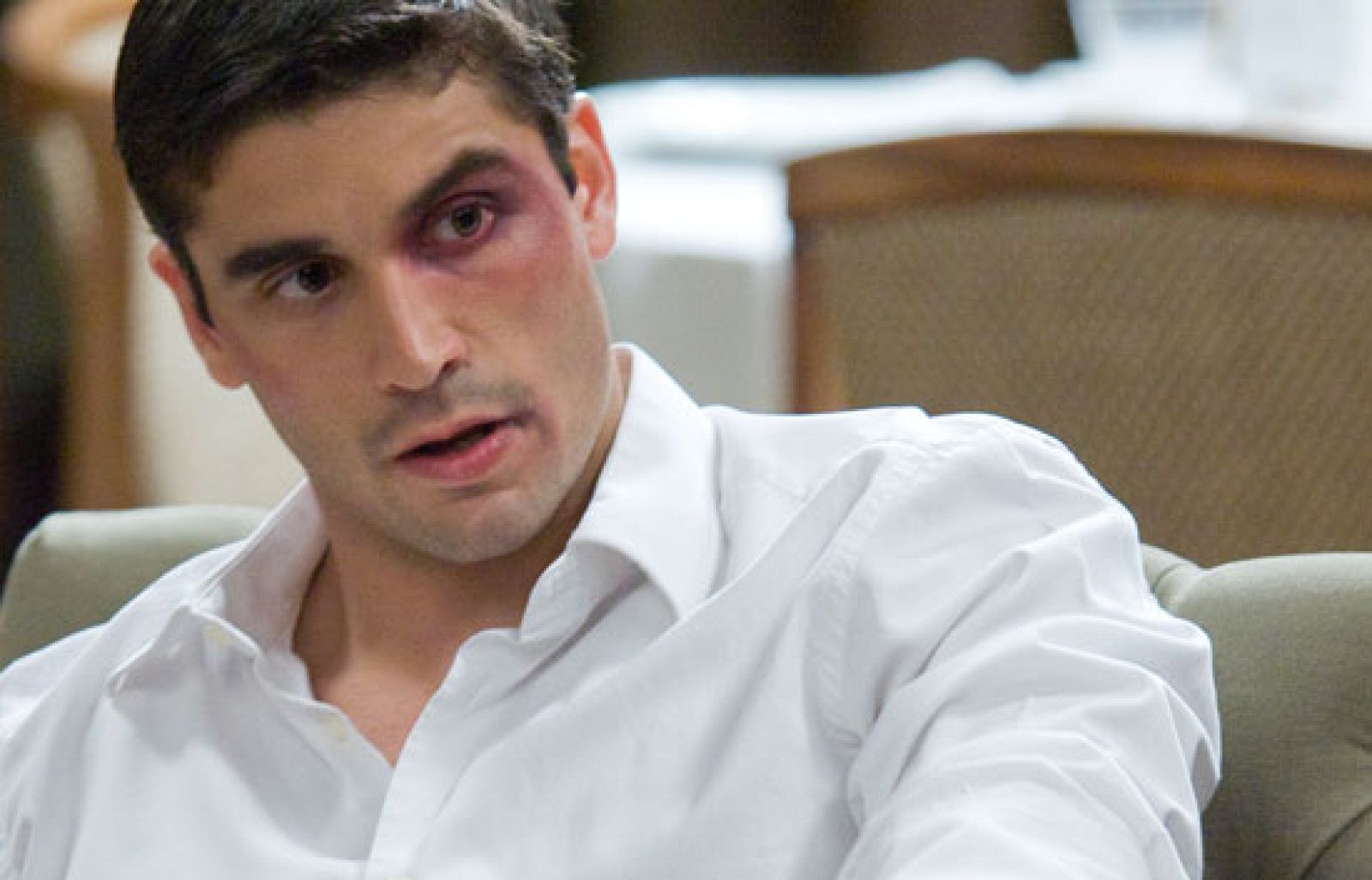 Amar - Alfonso, ¿un nuevo adicto en 'Amar'? - Amar en tiempos revueltos | Ver