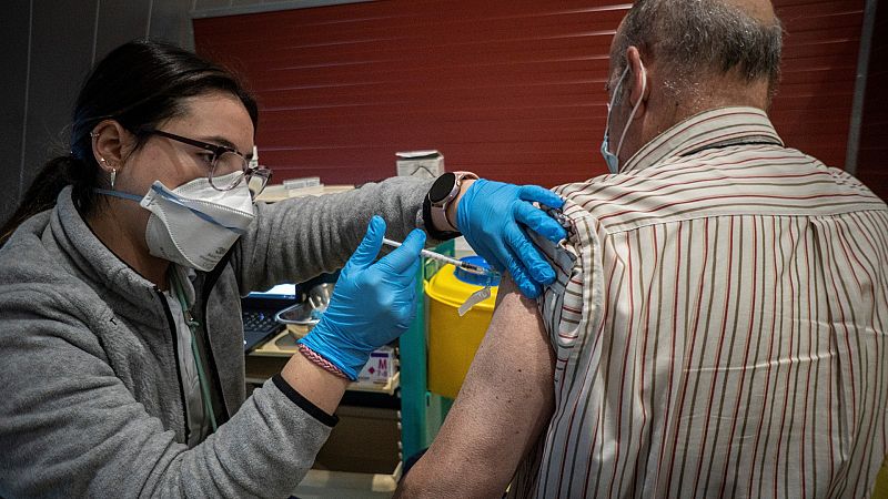 Un año de la primera vacunación en España: casi el 80% de la población ya tiene la pauta completa