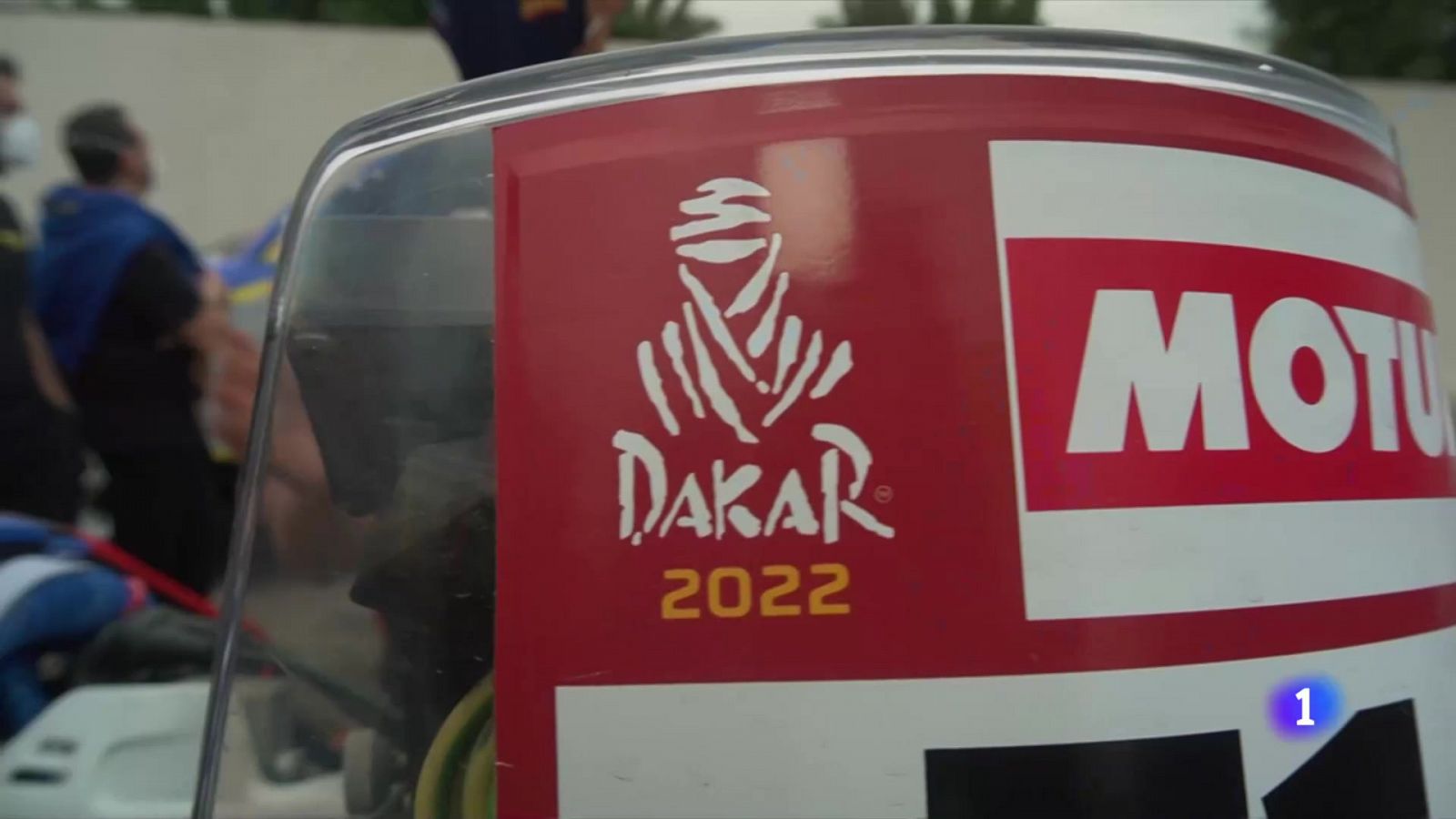 Los participantes del Dakar 2022 recogen sus vehículos 