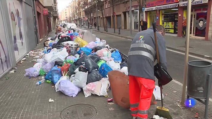 La brossa protagonitza els carrers de Salt en el quart dia de vaga