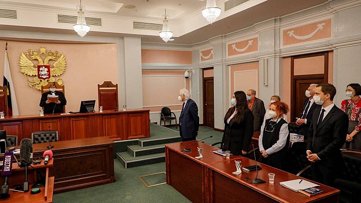 Telediario 2 - Rusia ilegaliza la ONG Memorial