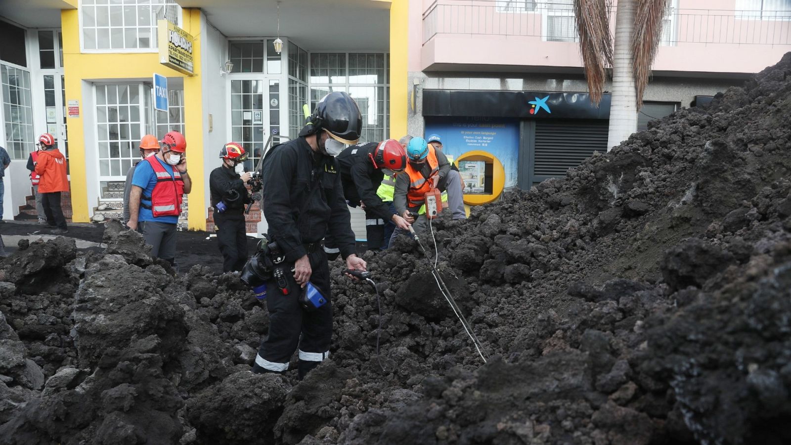 Comienza la reconstrucción de La Palma con la retirada de lava