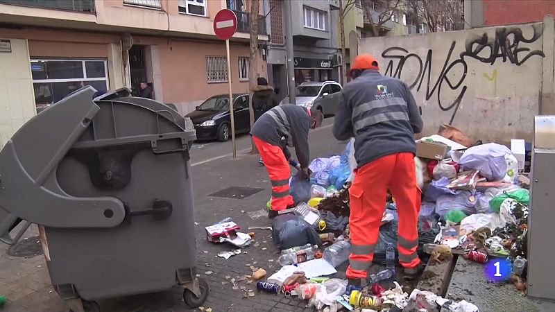 Els treballadors d'escombraries comencen a netejar les deixalles a Salt    