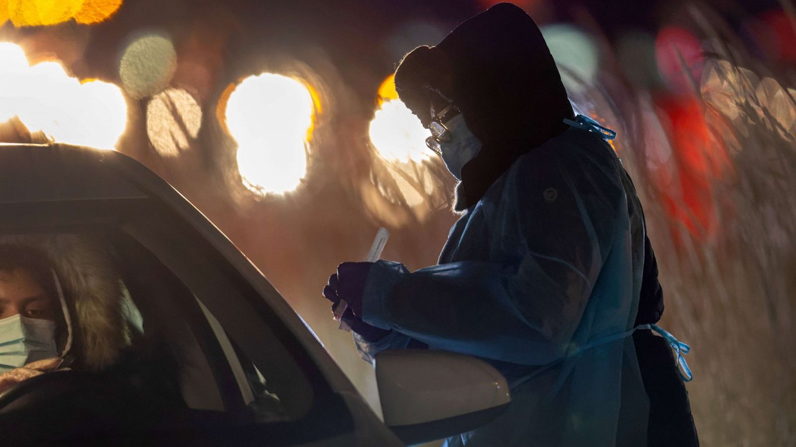 Sanidad y comunidades acuerdan reducir a siete días el aislamiento de los positivos por COVID sin síntomas