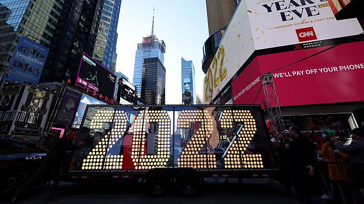 Telediario 1 - La variante ómicron obliga a cancelar o limitar celebraciones de Fin de Año en todo el mundo